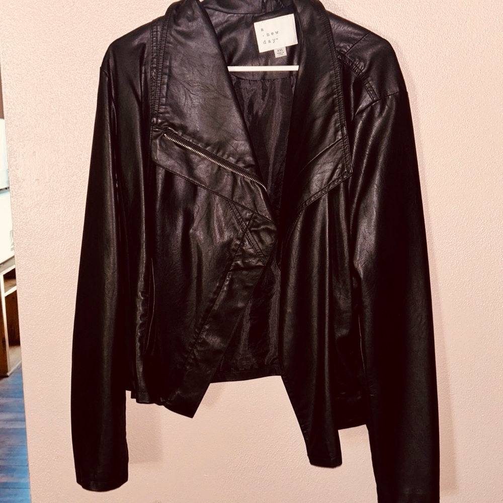Woman’s Jacket - Picture 3 of 6